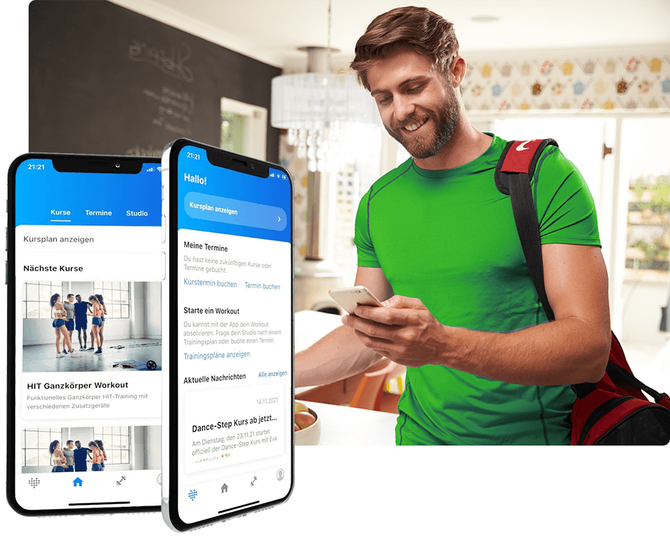 MySports App: Mann mit Handy in der Hand am Eingang